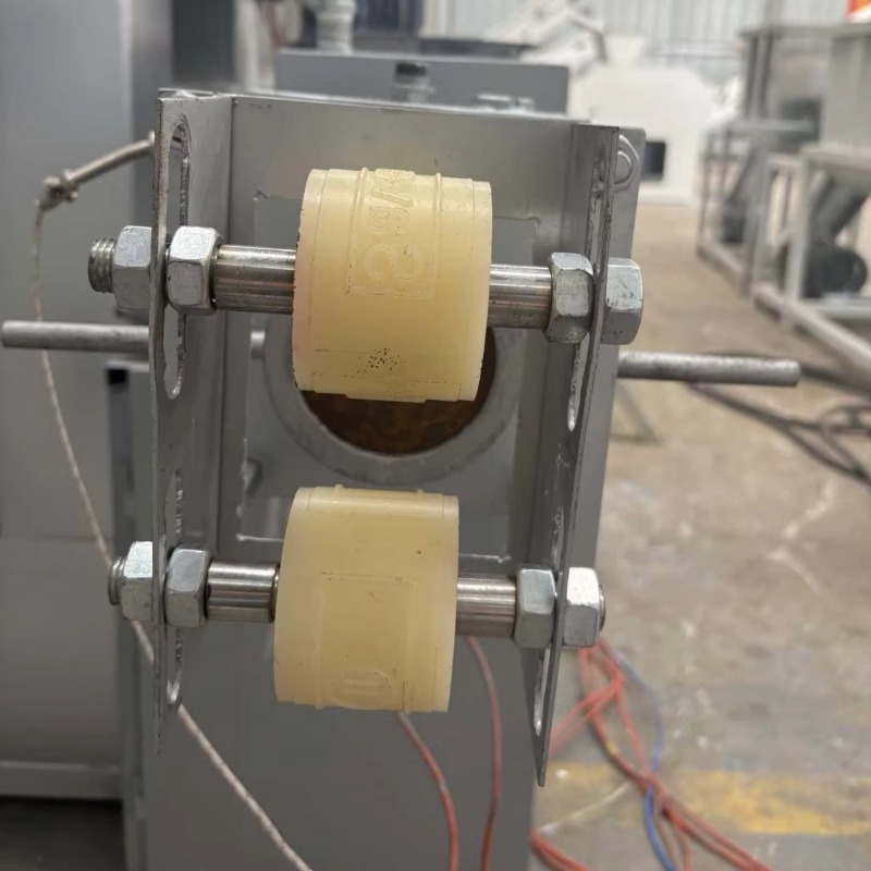 コンパクトな自動石鹸製造機、練り込み用三連ロールミル機能付き - Soap Making Ins のレビューと価格